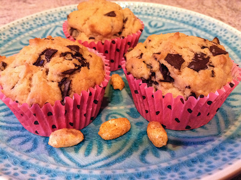 Leckere vegane Muffins mit Erdnussbutter und Schokoladenstückchen