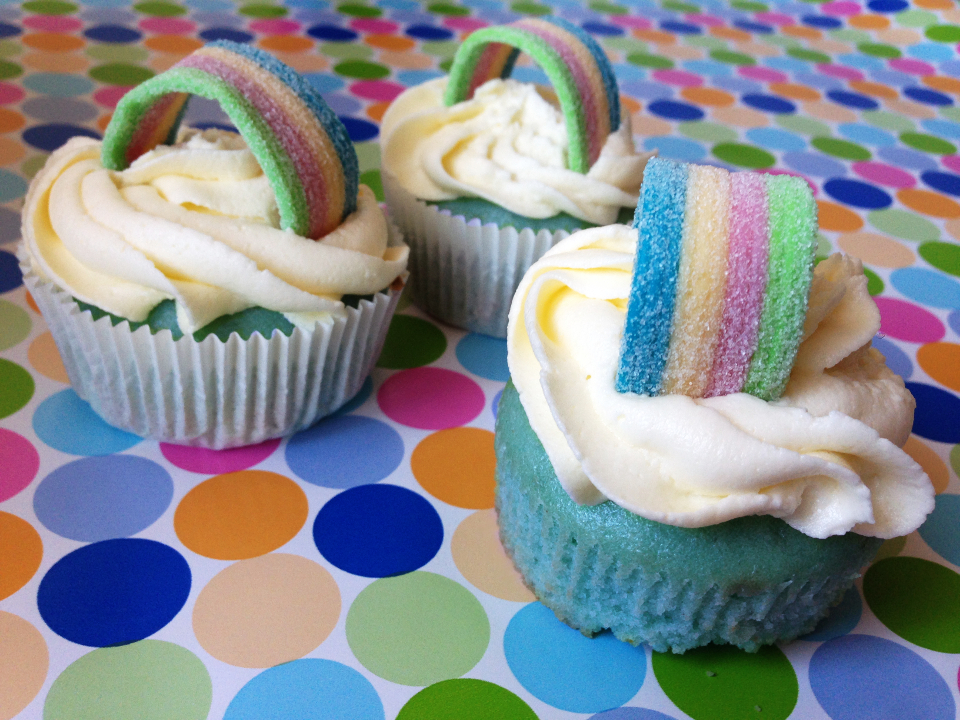 Vegane Regenbogen Cupcakes - Nicht nur für Kindergeburtstage! Leckere Cupcakes mit Orangenlimonade, veganem Buttercreme Wölkchen und Regenbogen :)