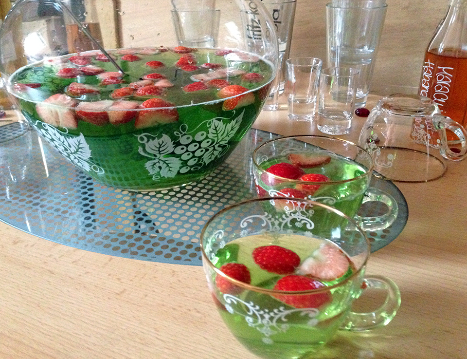 Vegane Maibowle - schnelle Variante mit Waldmeistersirup und Erdbeeren