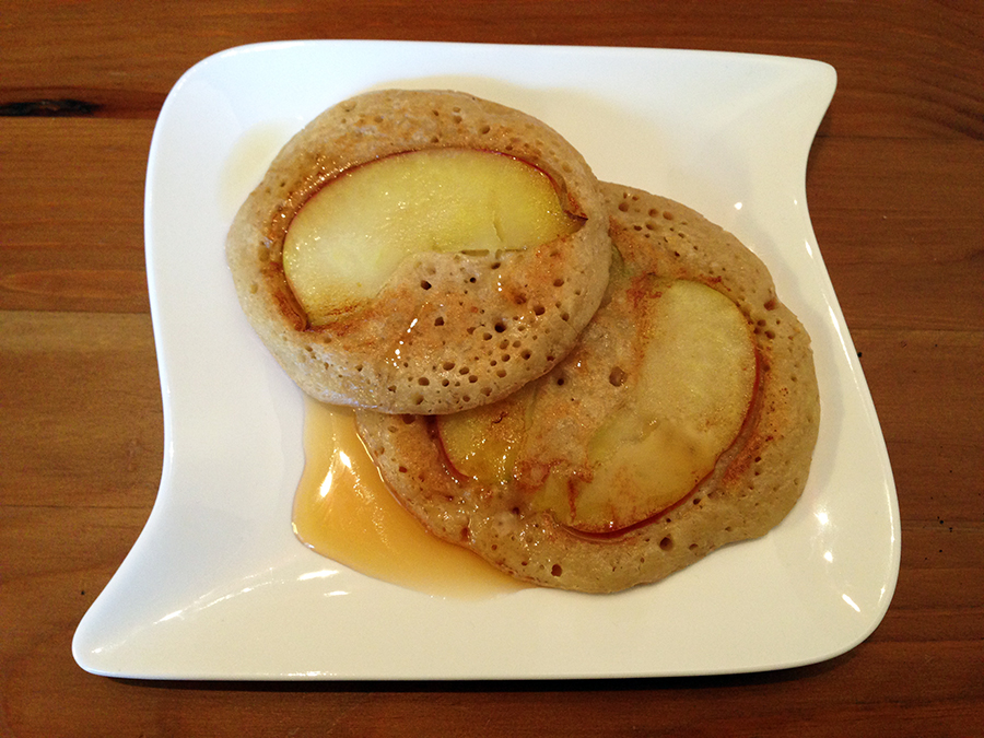 Tipp: Vegane Pancakes mit Apfelscheiben und Ahornsirup